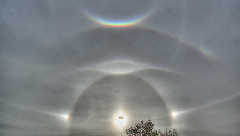 Illustration for article titled These Otherworldly Halos Turn Our Sun Into The Eye Of Sauron